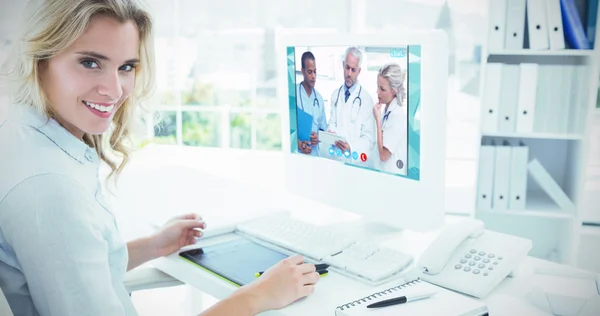 Frau benutzt Computer — Stockfoto