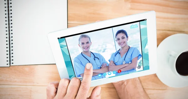 Manos sosteniendo la tableta pantalla en blanco — Foto de Stock