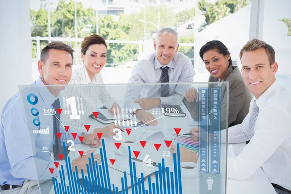 Equipo empresarial analizando los gráficos — Foto de Stock