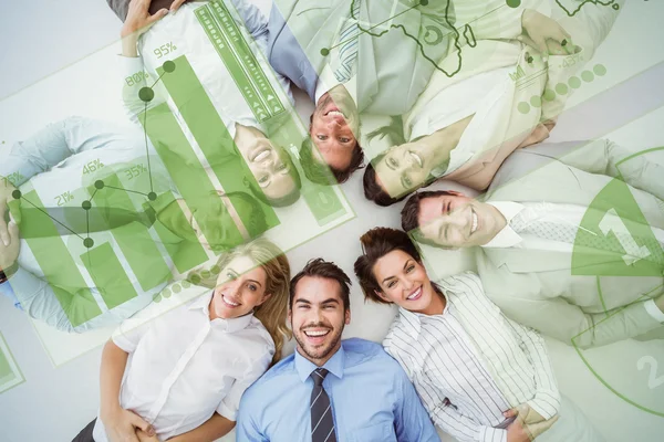 Jóvenes empresarios yaciendo en círculo —  Fotos de Stock