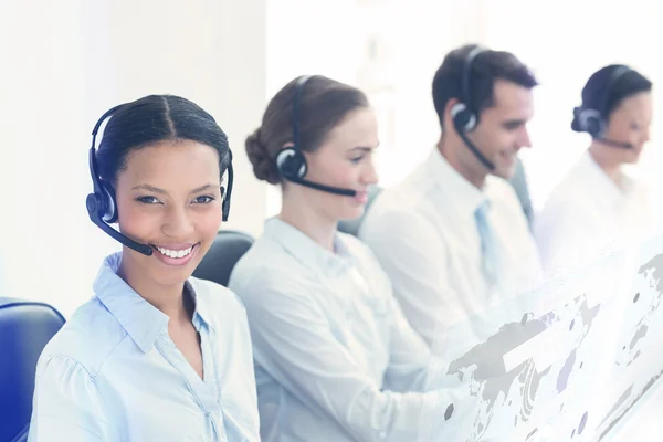 Mensen uit het bedrijfsleven met headsets met behulp van computers — Stockfoto