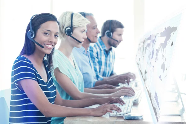 Trabalhadores de call center ocasionais no escritório — Fotografia de Stock