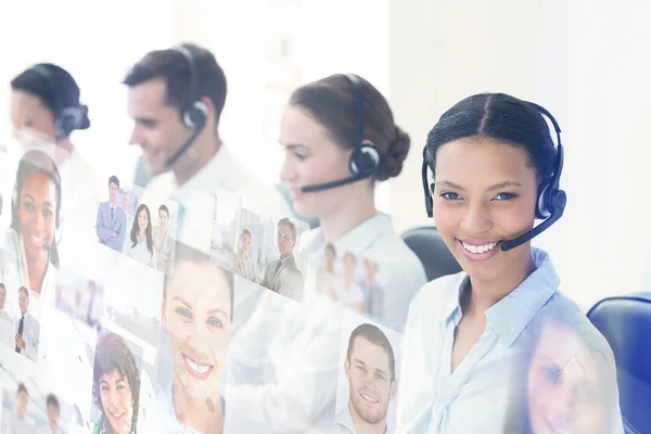 Mensen uit het bedrijfsleven met headsets met behulp van computers — Stockfoto