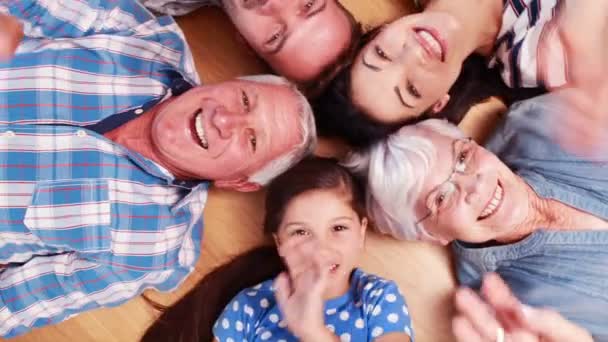 Familia extendida yaciendo en círculo — Vídeos de Stock