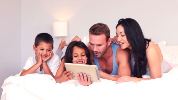 Ευτυχισμένη οικογένεια χρησιμοποιώντας δισκίο — Αρχείο Βίντεο