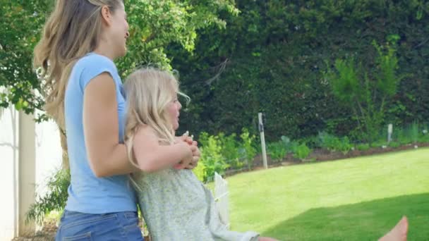 Мать и дочь веселятся в саду — стоковое видео