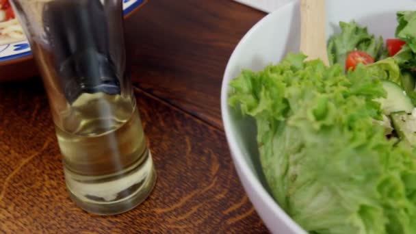 Tavola apparecchiata per cena con spaghetti e insalata — Video Stock