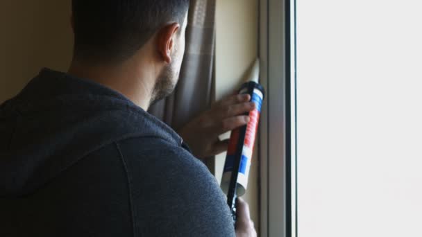 Handwerker füllt Fliesen zum Fenster — Stockvideo