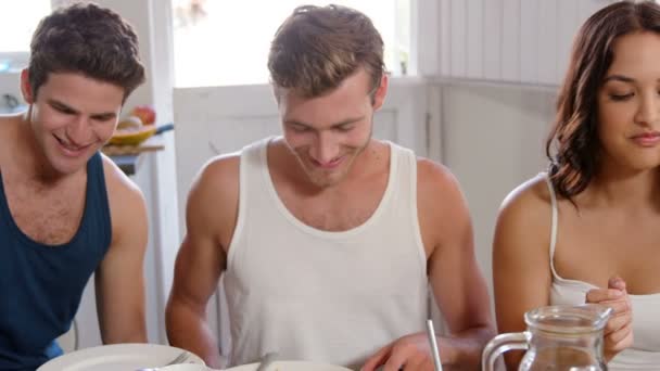 Sorrindo amigos tomando café da manhã — Vídeo de Stock