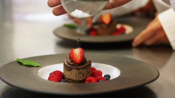 Chef-koks brengen afwerking ingaan op desserts — Stockvideo