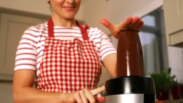 Mujer sonriente usando una batidora — Vídeo de stock