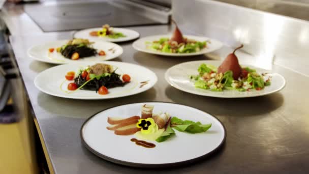 Chefs prenant des plats du comptoir — Video