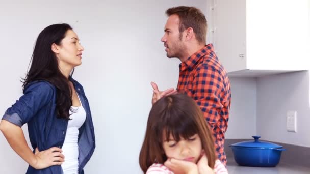 Couple arguing in front of their daughter — Stock Video