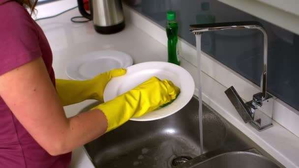 Woman cleaning dishes — Stock Video