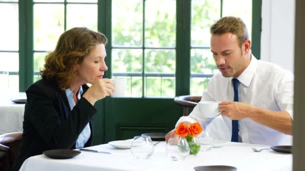 Equipo de negocios teniendo una reunión en el restaurante — Vídeos de Stock