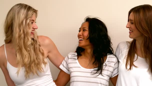 Lächelnde Freunde, die einander anschauen — Stockvideo