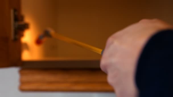 Man op zoek naar insecten voor ongediertebestrijding — Stockvideo