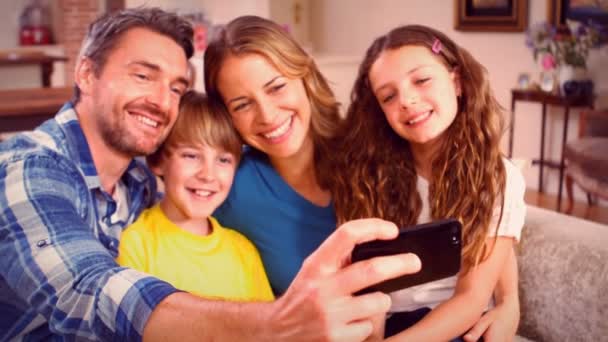 Leuke familie nemen selfie op de Bank — Stockvideo