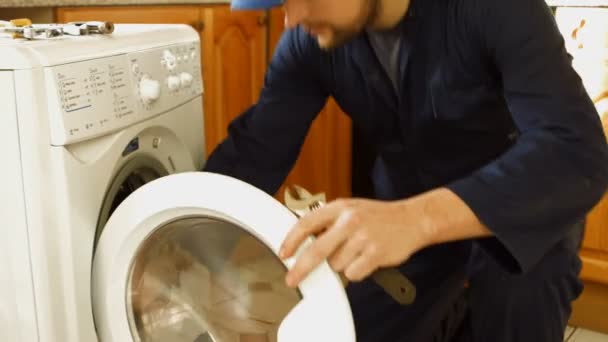 Man fixing the washing machine — Stock Video