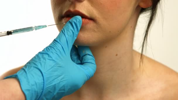 Chirurgen maken van injectie op vrouw — Stockvideo