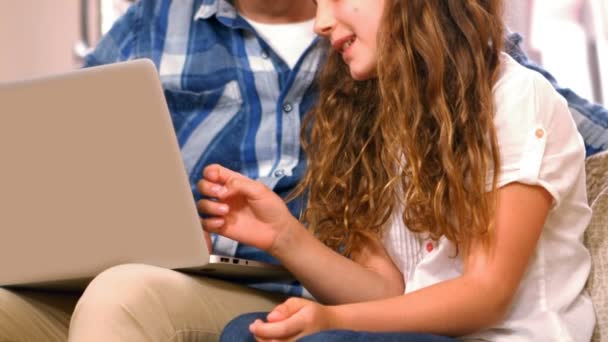 Padre e hija usando laptop — Vídeos de Stock