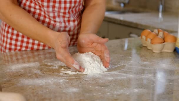 Vrouw met ei en bloem bakken — Stockvideo