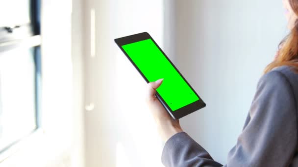 Επιχειρηματίας χρησιμοποιώντας το tablet από το παράθυρο — Αρχείο Βίντεο