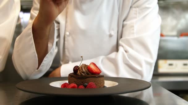 Chef-koks brengen afwerking ingaan op desserts — Stockvideo