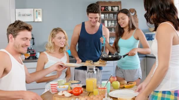 Sorrindo amigos tomando café da manhã — Vídeo de Stock