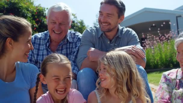 Geniş bahçede gülümseyen aile — Stok video