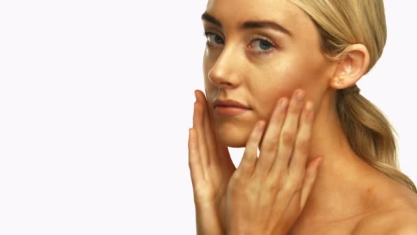 Mulher bonita aplicando creme facial — Vídeo de Stock