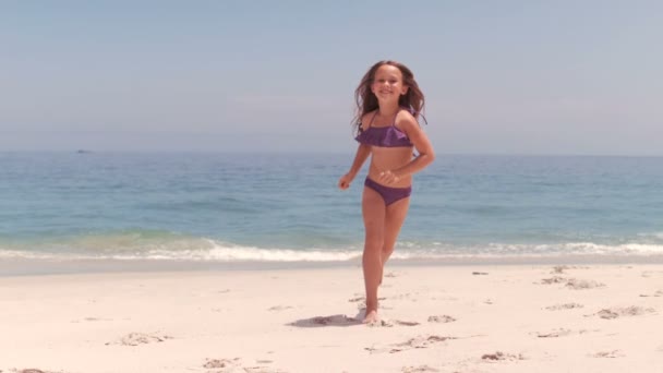 Sorrindo menina correndo — Vídeo de Stock