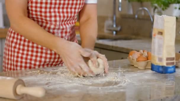 Mujer horneando con huevo y harina — Vídeos de Stock