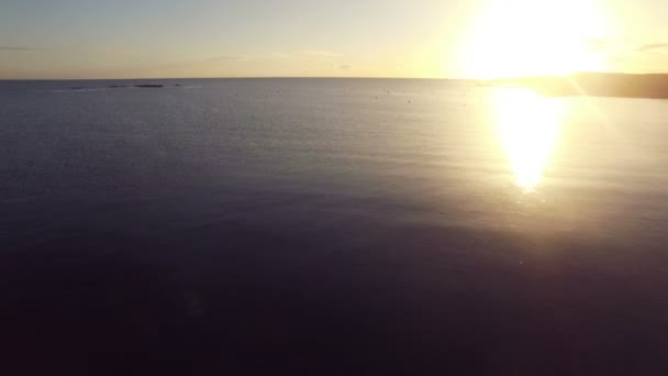 Zonsondergang op een mooi strand — Stockvideo