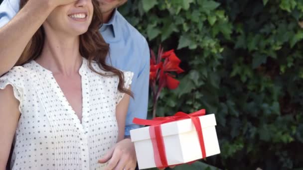 Hombre dando regalo a esposa sorprendida — Vídeo de stock