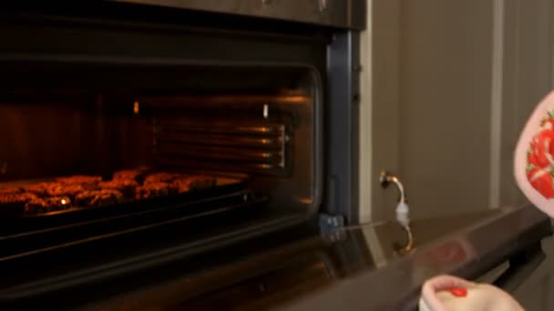 Vrouw openen de oven — Stockvideo