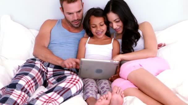 タブレットを使用して幸せな家族 — ストック動画