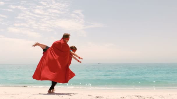 Отец и сын, одетые как супермен — стоковое видео