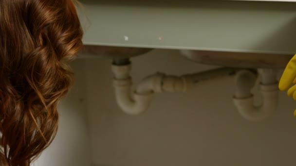 Donna inginocchiata davanti al lavandino — Video Stock