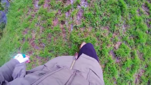Жінка знімає кроки на траві — стокове відео