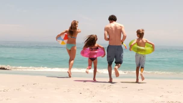 Familie lopen in het water — Stockvideo