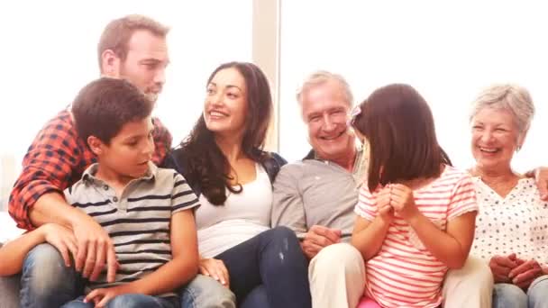 Familia feliz sentada en el sofá — Vídeo de stock