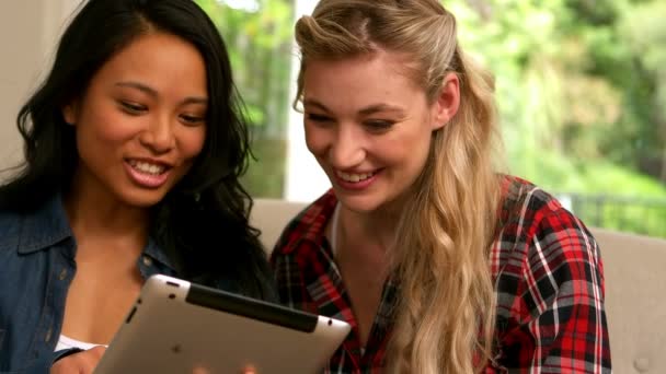 Mulheres sorridentes usando tablet — Vídeo de Stock