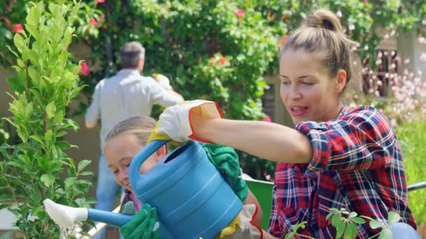 Mãe e filha jardinagem juntos — Vídeo de Stock