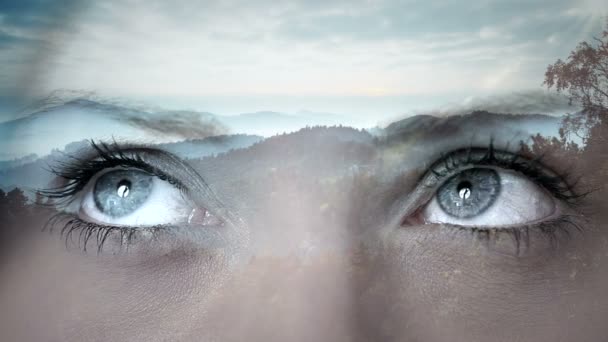 Ojos femeninos en el paisaje de la ciudad fondo — Vídeo de stock