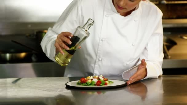 Šéfkuchař dát dokončovací dotek na salát — Stock video