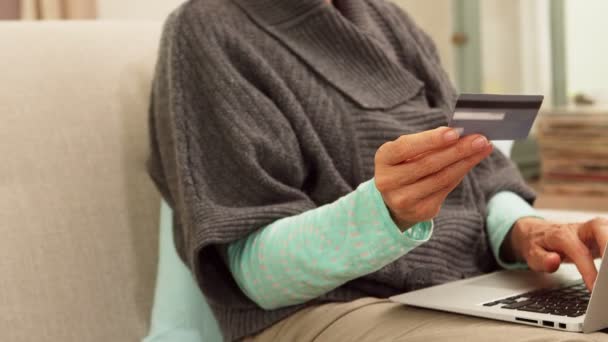 Frau benutzt Laptop im Wohnzimmer — Stockvideo