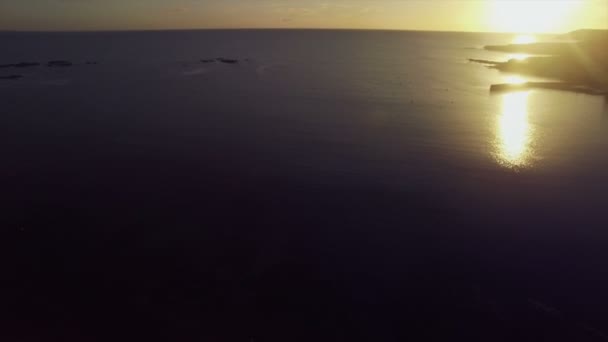 美しいビーチに沈む夕日 — ストック動画