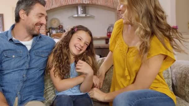 Les parents parlent avec leur fille sur le canapé — Video