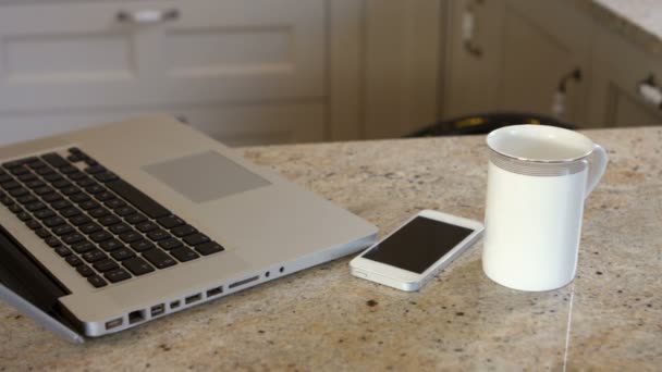 Laptop, smartphone y taza de café — Vídeo de stock